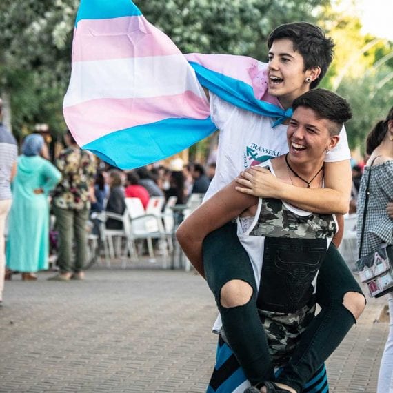 Samuel y Kain, dos chicos trans en el Orgullo Trans de Sevilla
